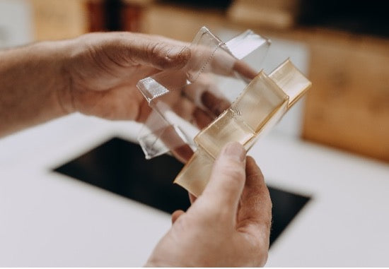 Finale Tiefzieh-Box Kontrolle durch Regapack Schweiz