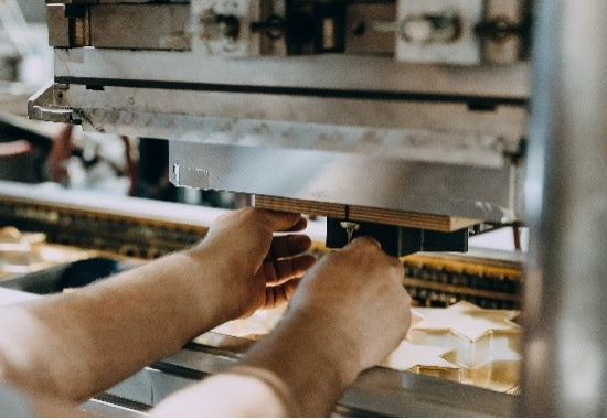 Bild der Werkzeugmontage bei Regapack zwecks Tiefziehen von Kunststoffen.